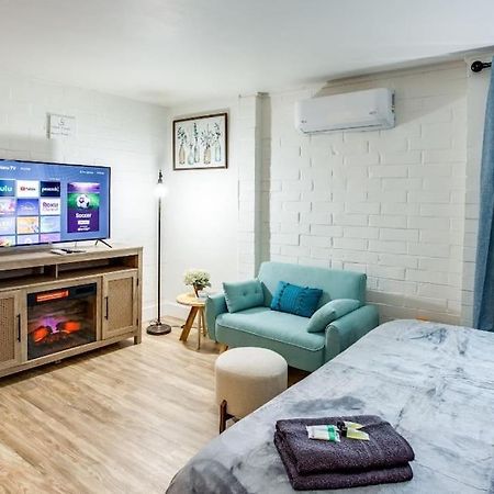 Studio W/ King Bed Near Dwtn Рочестър Екстериор снимка