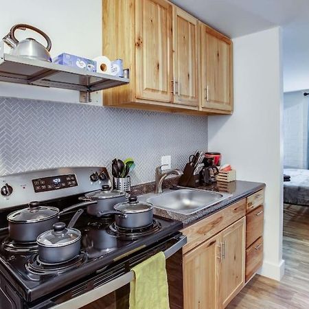 Studio W/ King Bed Near Dwtn Рочестър Екстериор снимка
