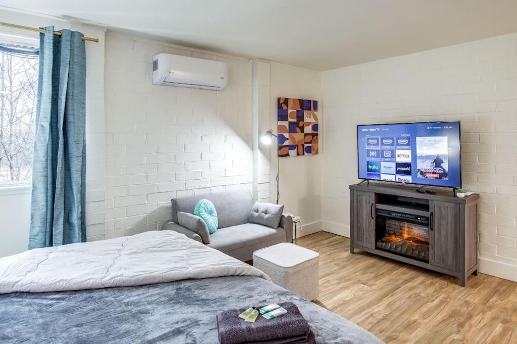 Studio W/ King Bed Near Dwtn Рочестър Екстериор снимка