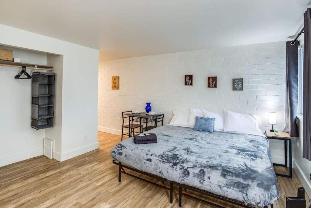 Studio W/ King Bed Near Dwtn Рочестър Екстериор снимка