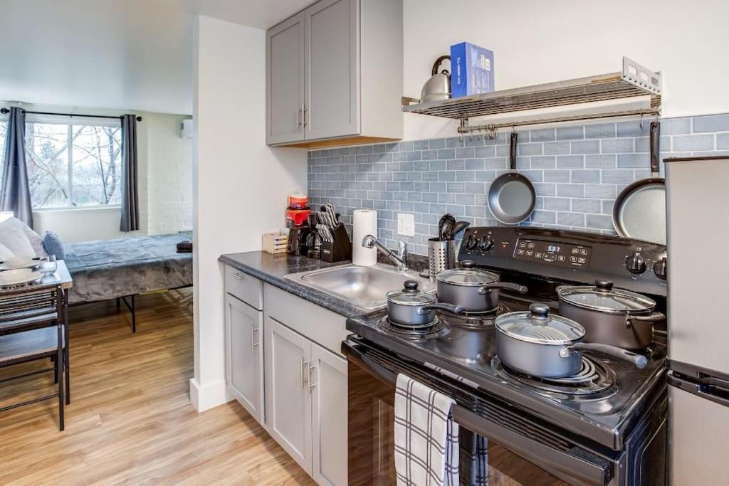 Studio W/ King Bed Near Dwtn Рочестър Екстериор снимка